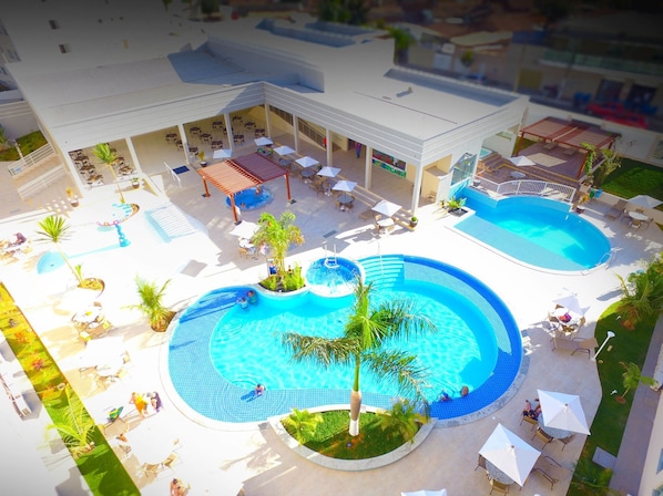 6 piscines extérieures, parasols, chaises longues