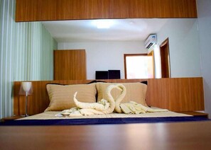 Escrivaninha, cortinas blackout, Wi-Fi de cortesia, roupa de cama