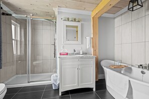 Suite (Cape Pine Lighthouse) | Bathroom - Edge of the Avalon Inn (Trepassey)