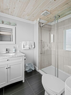 Suite (Powles Head Lighthouse Suite) | Bathroom | Combined shower/bathtub, free toiletries, hair dryer, towels