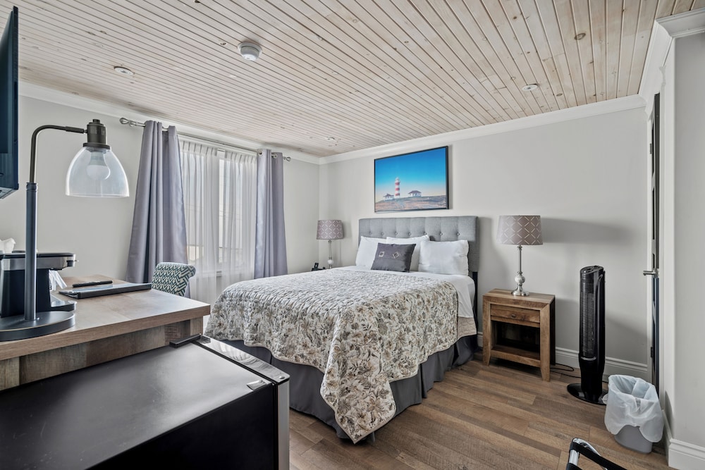 Edge of the Avalon Inn by null