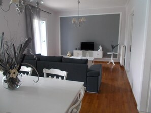 32-inch flat-screen TV with digital channels, TV