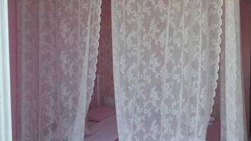 4 bedrooms, iron/ironing board, free WiFi