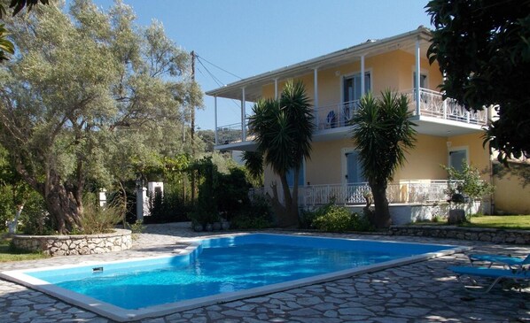 Piscina externa sazonal, espreguiçadeiras