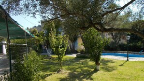 A backyard with a swimming pool, a pergola, and a small tree. - Iris Villa (Lefkada)