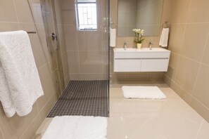 Chambre Confort, 1 chambre | Salle de bain