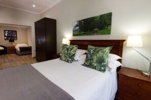 Habitación Confort, 1 habitación | Caja de seguridad en la habitación, escritorio y cortinas blackout