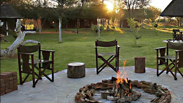 Un espacio al aire libre con sillas y una chimenea.