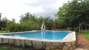 Una piscina al aire libre