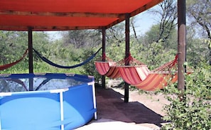 Una piscina al aire libre