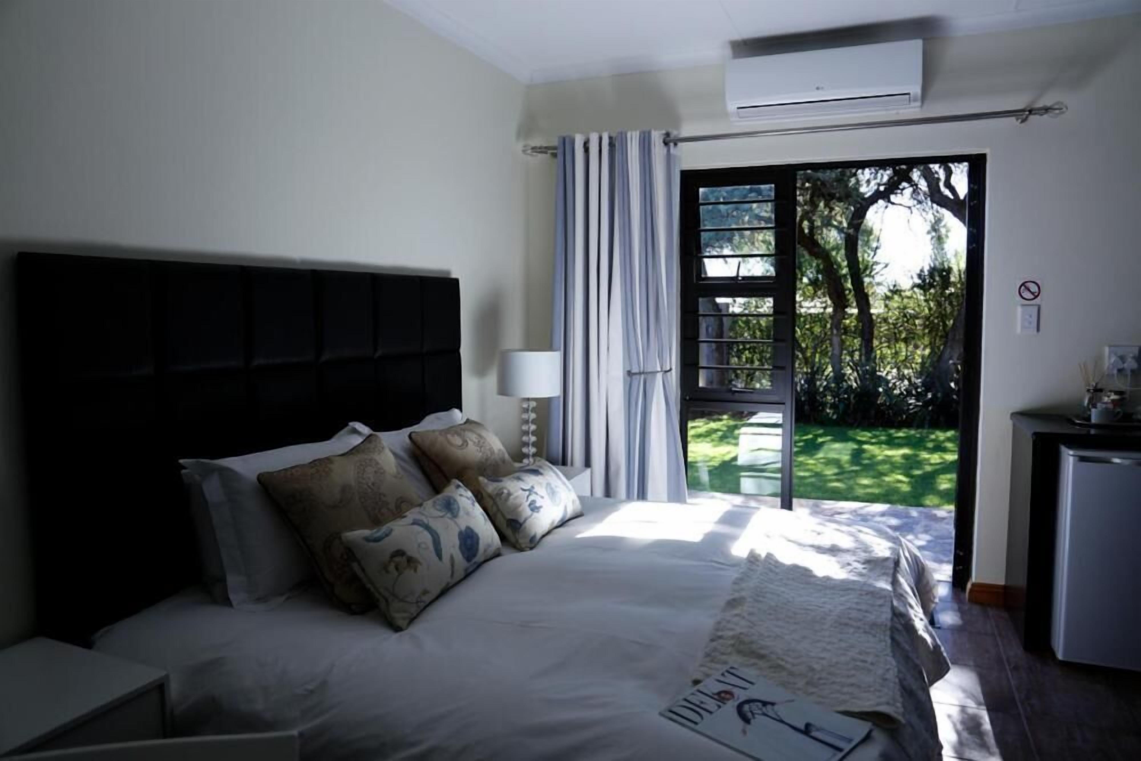 Desk, soundproofing, free WiFi, bed sheets