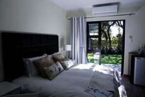 Desk, soundproofing, free WiFi, bed sheets - The Hedge Guesthouse (Kuruman)