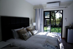 Desk, soundproofing, free WiFi, bed sheets