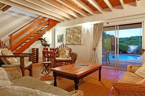 Cottage phong cách cổ điển, 4 phòng ngủ | Khu phòng khách | TV 40-inch có truyền hình kỹ thuật số, lò sưởi, đầu đĩa DVD 