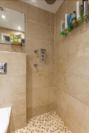 Doppia Superior, 1 letto matrimoniale | Bagno | Doccia, set di cortesia gratuito, asciugacapelli, asciugamani