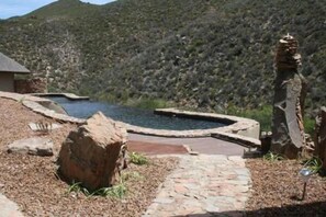 Una piscina al aire libre, sillones reclinables de piscina