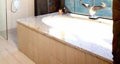 White Lion Lodge on the Sanbona Wildlife Reserve