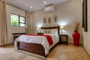 迷你吧、客房内保险箱、办公桌