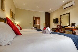 Minibar, coffres-forts dans les chambres, bureau