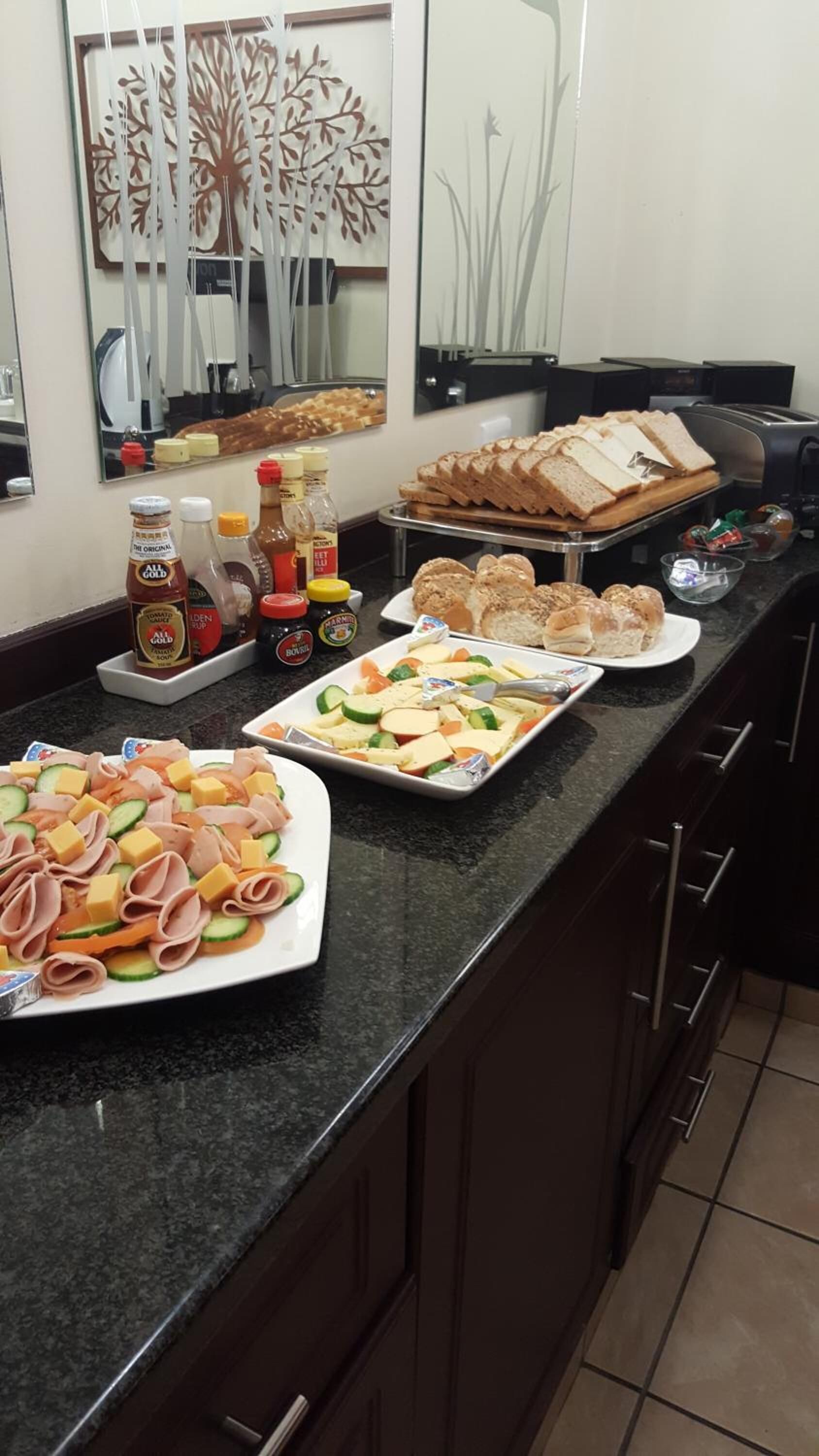 Ein reichhaltiges Buffet mit verschiedenen Speisen und Beilagen.