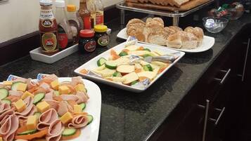 Ein reichhaltiges Buffet mit verschiedenen Speisen und Beilagen.