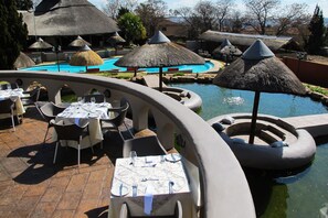 Outdoor pool - Beverley Hills Lodge (Sandton)