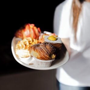 Café da manhã com buffet grátis todos os dias