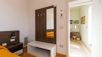 Een moderne slaapkamer met een houten garderobe, een bankje en een bed.