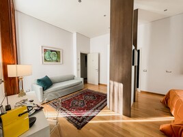 Ropa de cama de alta calidad, cubrecamas y minibar 