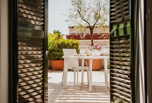 Quarto elite, 1 quarto, terraço, vista para a cidade (5) | 1 quarto, roupas de cama premium, edredons de pluma, frigobar