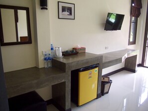 Minibar, desk, free WiFi, bed sheets - At Bangsak Resort (Takua Pa)