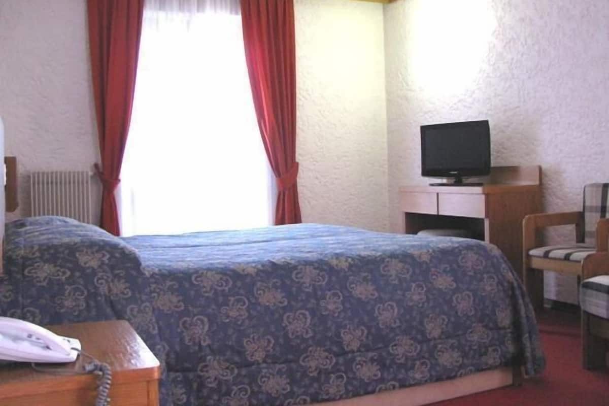 Double or Twin Room | In-room safe, desk, cots/infant beds, free WiFi