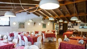 Déjeuner et dîner servis sur place
