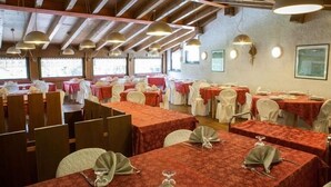 Déjeuner et dîner servis sur place