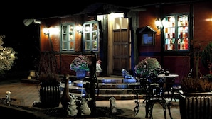 A traditional building with a wooden door, multiple windows, and outdoor seating. - Gerlev Kro & Hotel (Jægerspris)
