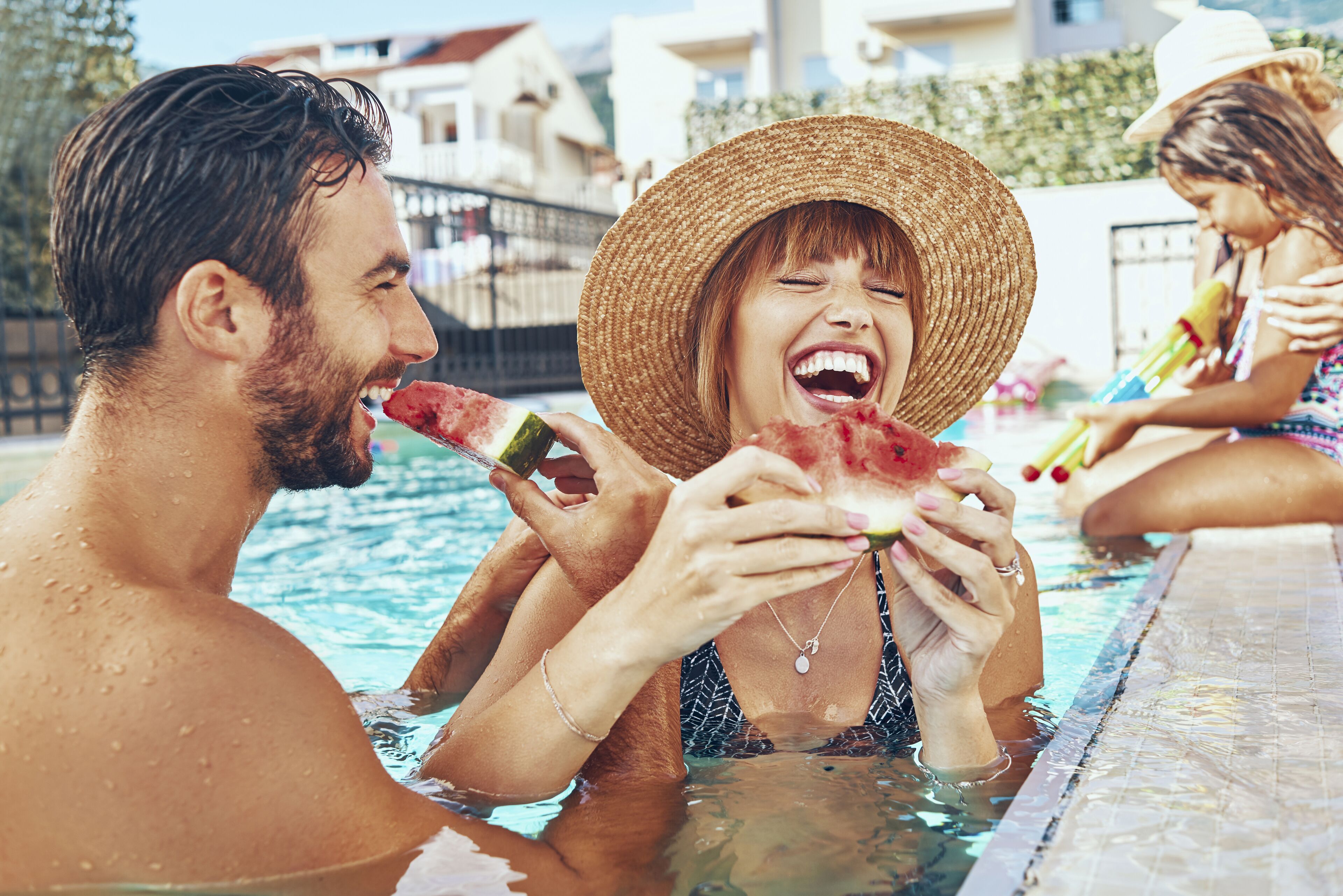 Piscina com pessoas se divertindo.