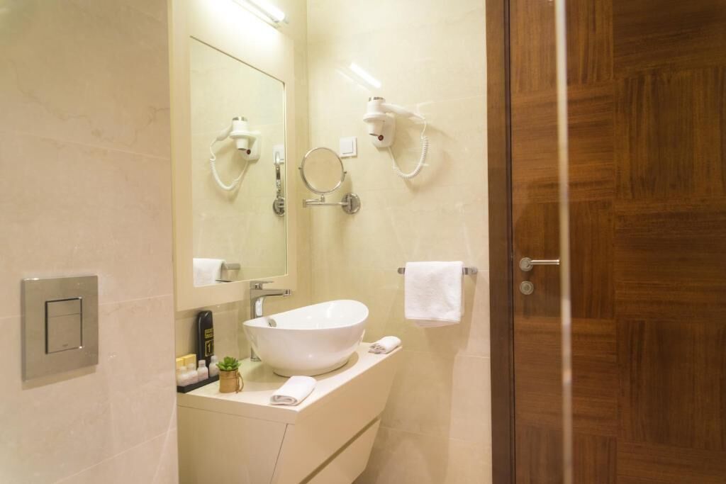 standard triple room | bathroom | shower, hair dryer, slippers, towels