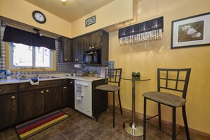 Shared fridge, microwave - The Inn (Gravenhurst)