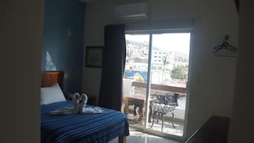 Double Room with Balcony | Caja fuerte, wifi gratis, ropa de cama y accesible en silla de ruedas