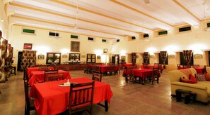 อาหารเช้าแบบบุฟเฟ่ต์ท  ุกวัน (INR 250 ต่อคน)