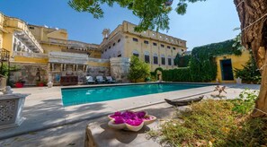 Outdoor pool - Hotel Ghanerao Castle Ranakpur (Desuri)