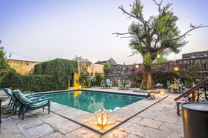 สระว่ายน้ำกลางแจ้ง