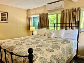 Superior Room, 1 King Bed, Refrigerator & Microwave, River View | Blackout drapes, iron/ironing board, free WiFi, bed sheets - Mt Liberty Cabins and Motel (Lincoln)