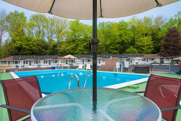 Sæsonbestemt udendørs pool, parasoller, liggestole