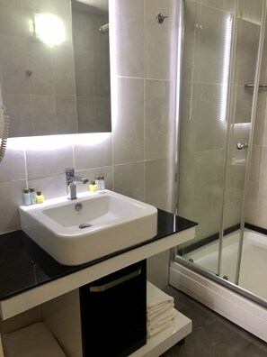 Superior driepersoonskamer | Badkamer met wastafel