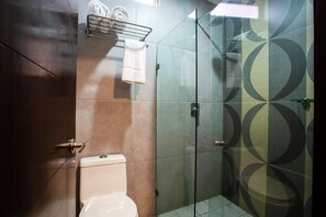Habitació estàndard | Bany | Dutxa, articles de tocador gratuïts, assecador de cabells i tovalloles