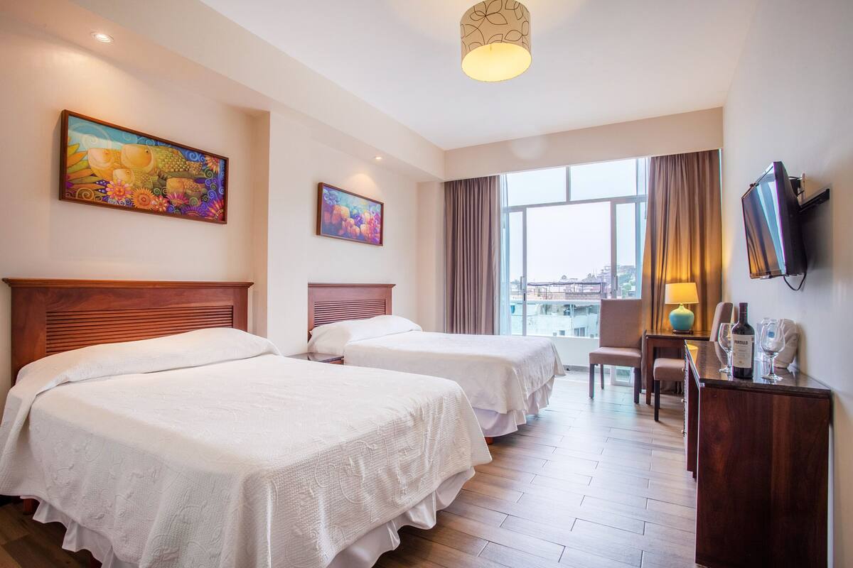 Twin Room with Private Bathroom | 1 Schlafzimmer, Pillowtop-Betten, Zimmersafe, Schreibtisch