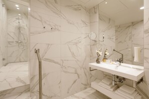 Zen Deluxe, Spa Bath | Salle de bain | Articles de toilette gratuits, sèche-cheveux, serviettes fournies
