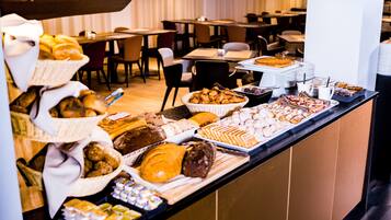 Bữa sáng buffet hàng ngày (10 EUR/mỗi người)