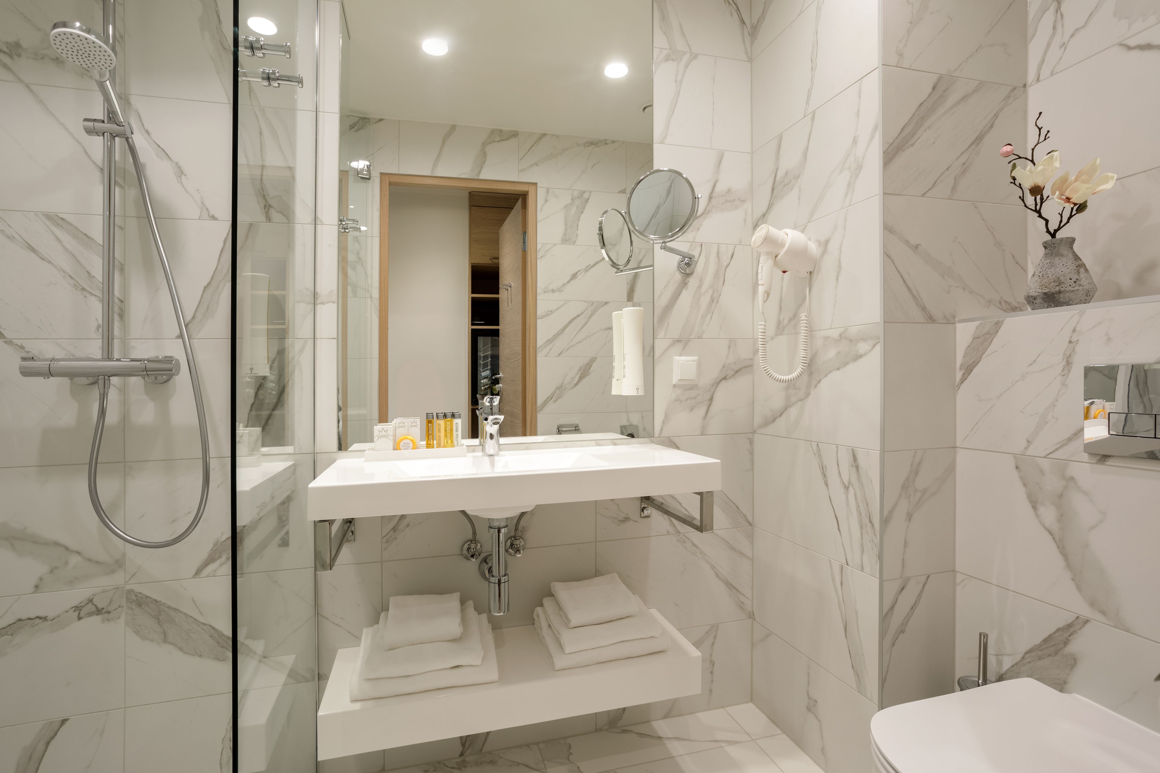 standard double or twin room | bathroom | free toiletries, hair dryer, towels